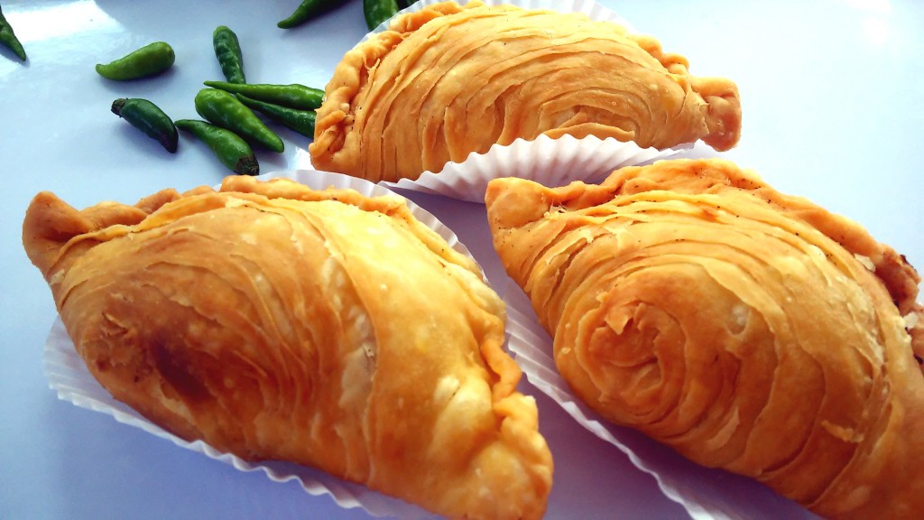 Curry Puff isi sayuran kentang, wortel, irisan telur ayam rebus, dengan bumbu kari