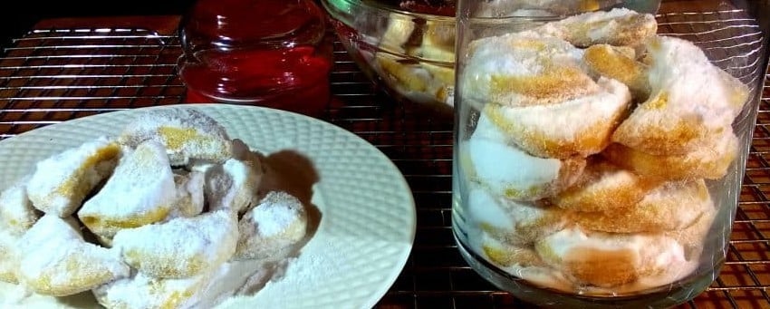 Kue Putri Salju adalah salah satu kue kering yang sangat populer di Indonesia, terutama saat perayaan Lebaran.