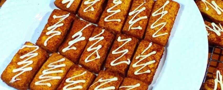 Sajikan kue palm sugar bersama teh hangat atau kopi untuk pengalaman maksimal.